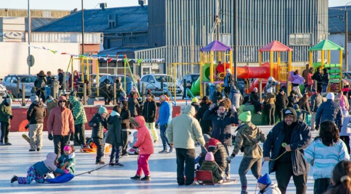 Centro de vecinas y vecinos disfrutaron a pleno de la pista de hielo