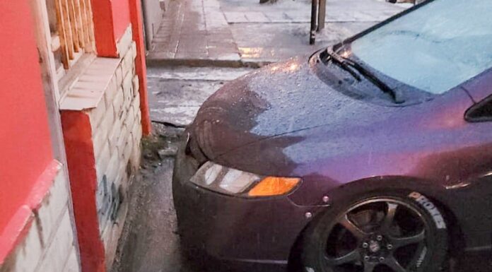 El Municipio recuerda la prohibición de estacionar vehículos sobre veredas