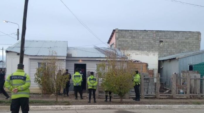 Violenta agresión a policías y allanamiento en Río Grande