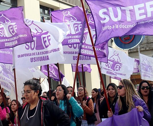 Pañuelos por la memoria: invitan a escuelas de Tierra del Fuego a sumarse a la campaña “Florecerán pañuelos”