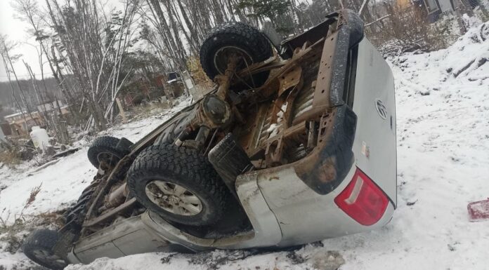 Despiste y vuelco en calzada nevada: dos personas con lesiones leves