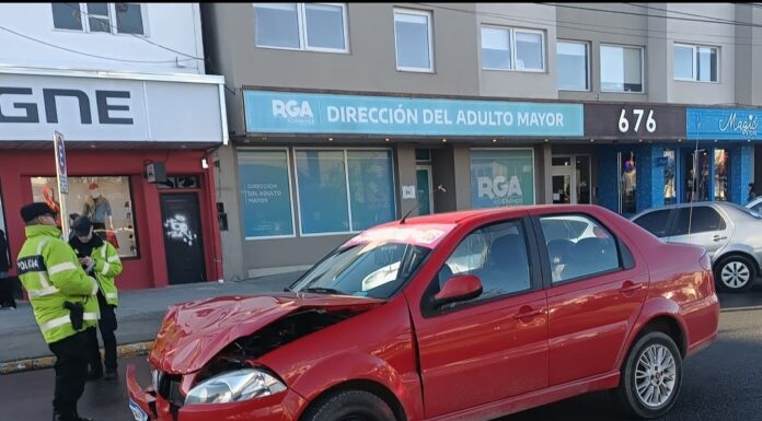 Colisión vehicular en el centro de Río Grande: una persona trasladada al hospital