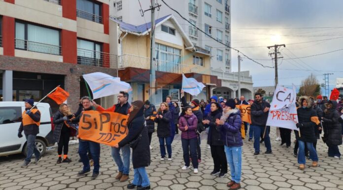 Profesionales de la salud paran en reclamo de salarios dignos y participación en paritarias