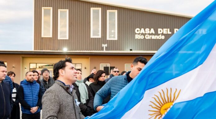 Emotivo izamiento de la bandera en toda la provincia para honrar a Manuel Belgrano