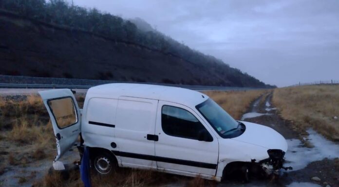 Choque en la Ruta 3: un auto despistó y terminó fuera del camino por el hielo