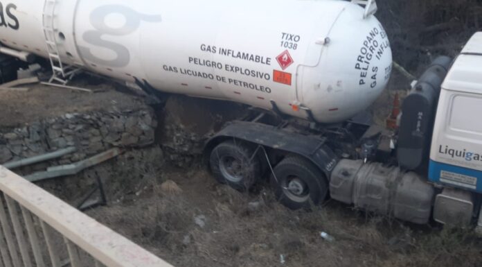 Camión con carga de gas se despistó en la Ruta 3: no hubo heridos ni fugas