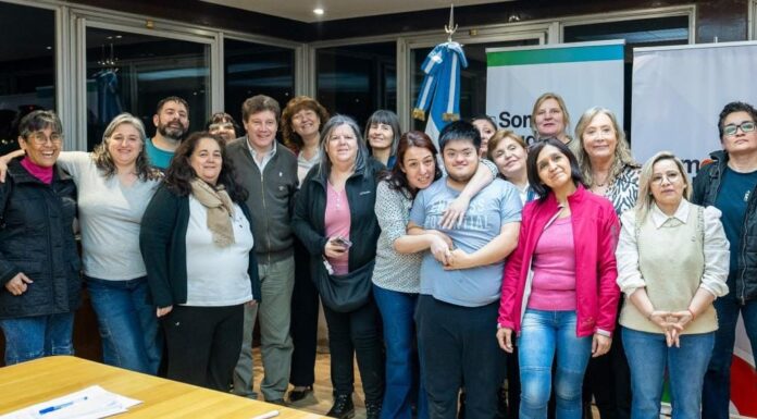 El Gobernador Melella se reunió con familias de personas con discapacidad para fortalecer los servicios del Estado