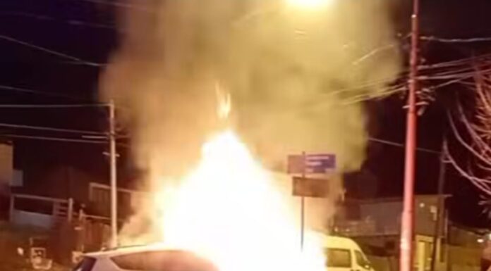 Conductor chocó, su vehículo se incendió y fue detenido