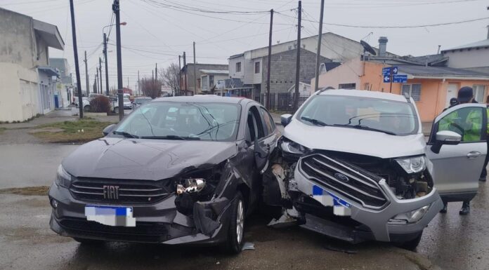 Choque entre dos vehículos en el centro de Río Grande