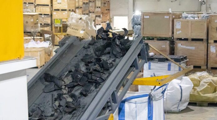 Implementan proceso de reciclado de cubiertas en desuso