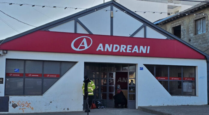 Delincuentes forzaron el ingreso a la sucursal de Andreani en Río Grande