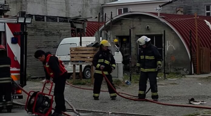 Río Grande: Rápida intervención de bomberos evita desastre en vivienda de Almafuerte