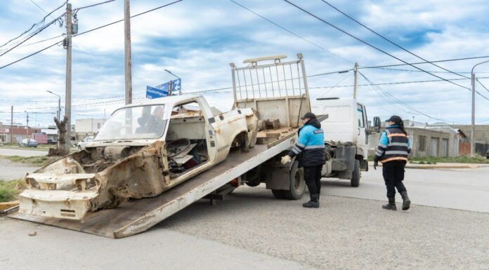Continúa el retiro de chatarra y vehículos abandonados en distintos sectores de la ciudad