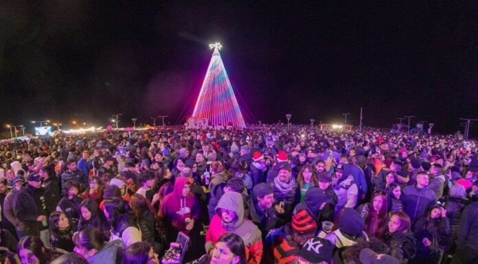 Fiesta, música y tradición en el encendido del Arbolito
