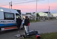 Colisión entre una moto y un auto en pleno centro de Río Grande