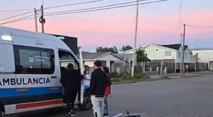 Colisión entre una moto y un auto en pleno centro de Río Grande