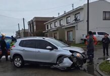 Choque múltiple en Fangio y Lima: cuatro vehículos involucrados y daños en una vivienda