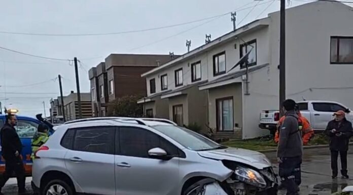 Choque múltiple en Fangio y Lima: cuatro vehículos involucrados y daños en una vivienda