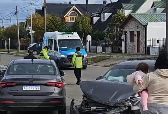 Choque en barrio Mutual: dos autos dañados y una conductora hospitalizada