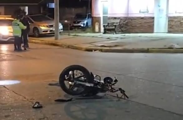 Colisión entre automóvil y motocicleta dejó un herido leve en Río Grande