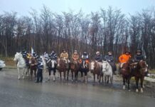 Cabalgata histórica revive el antiguo traslado de correo policial