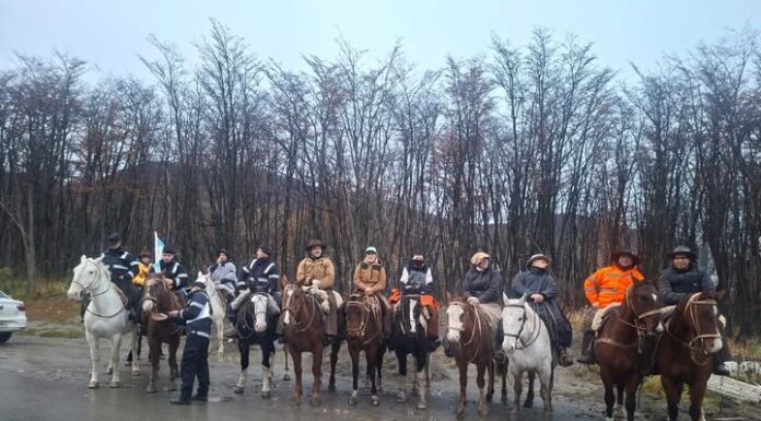 Cabalgata histórica revive el antiguo traslado de correo policial
