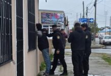 Terminó detenido tras intentar retirar un iPhone de alta gama en un local de Río Grande