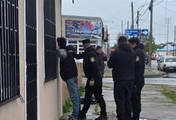 Terminó detenido tras intentar retirar un iPhone de alta gama en un local de Río Grande
