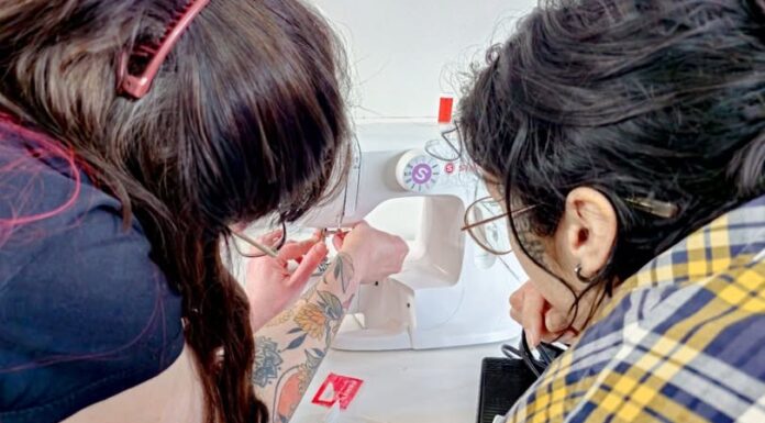 “Cosiendo Vínculos”: habilitan un espacio gratuito para reparar y confeccionar prendas